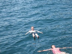 Dan Linscott; Sara Gilbert; Archipel Ecuador South America Trips swimming